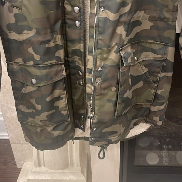 Volcom Camo jacket lined with terry inner liner.3/4 length. Size L. Never worn. - Picture 5 of 9